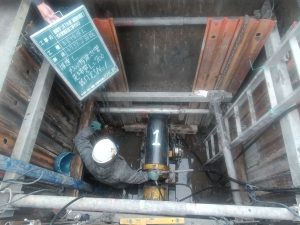 写真８　開削部施工状況（簡易推進）